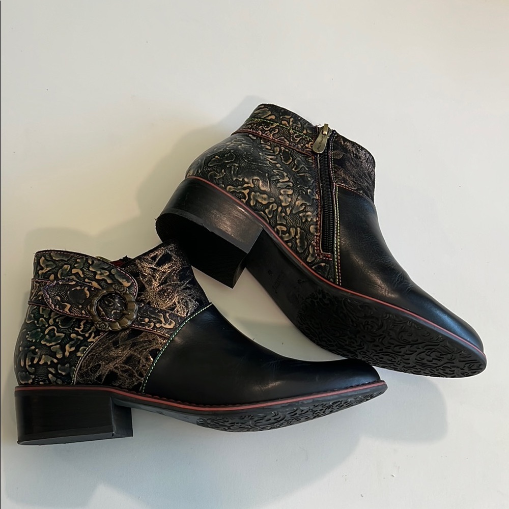 L’Artiste - 10, black leather embossed ankle boots‎